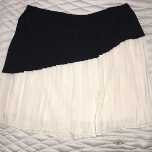 Banana Republic Black and Cream pleated skirt